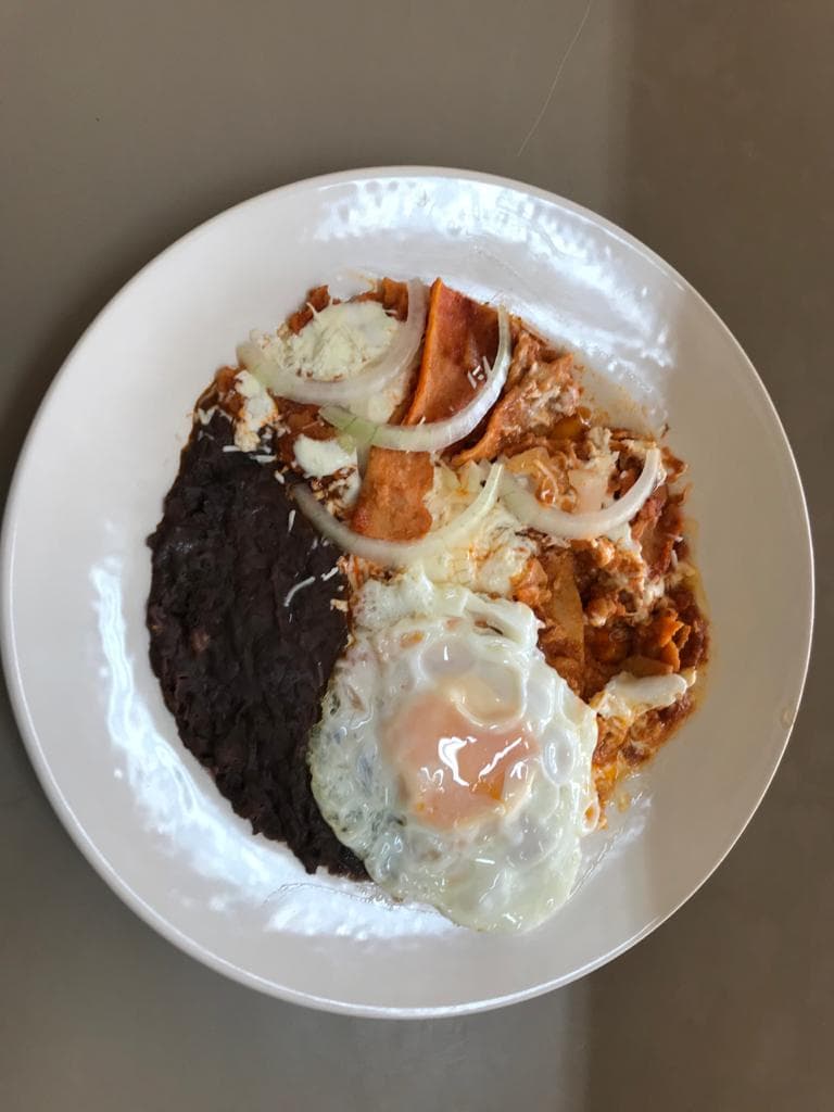 Chilaquiles  verdes con huevo estrellado