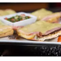 Molletes c/queso manchego y jamón