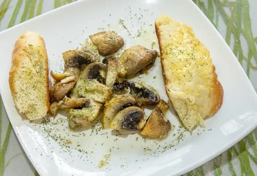 Champiñones al Ajillo