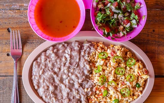 Huevos al Gusto + 2 Quesadillas + Refresco 355ml