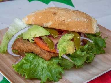 Torta Milanesa + Agua de Sabor del Día