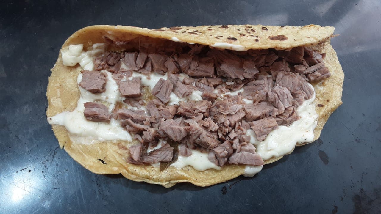 Quesabirria con tortilla de maiz