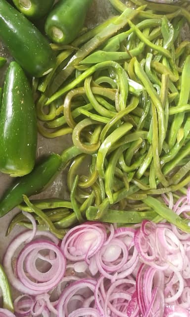 Orden  de Nopales con Cebollitas y Chile Toreado