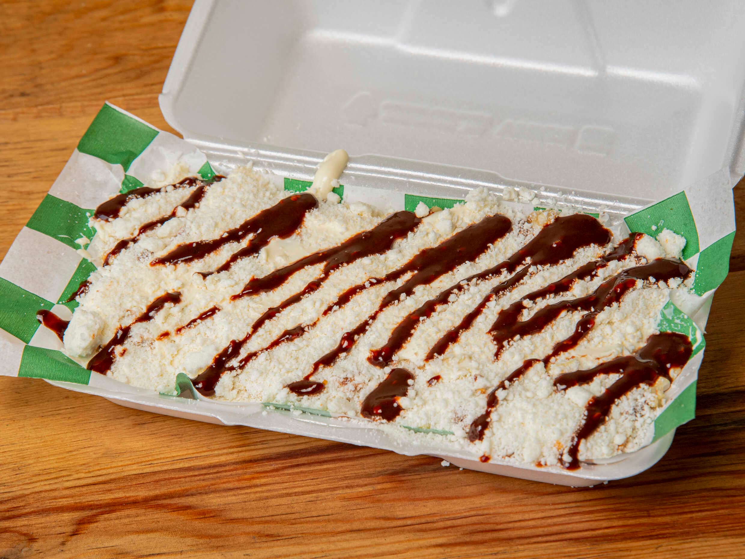 CHAROLA CON CREMA, MAYONESA, QUESO Y CHIPOTLE