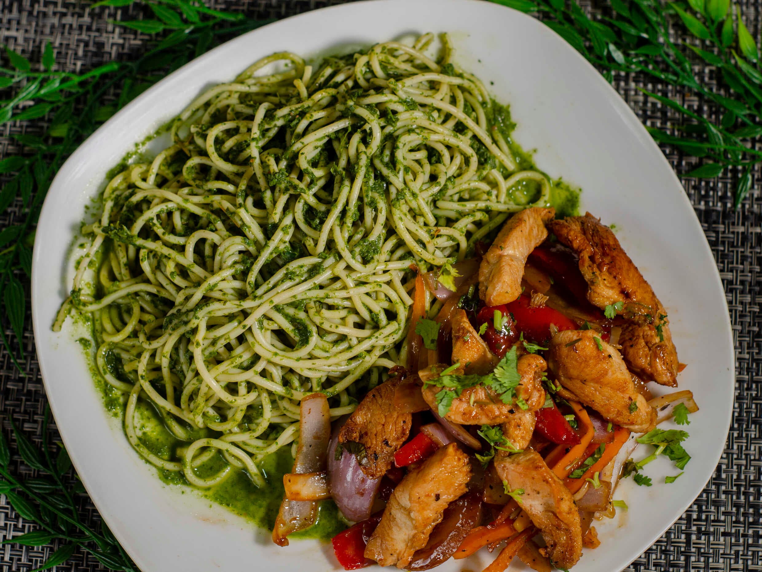 Spaguettis Al Pesto con Pollo Saltado