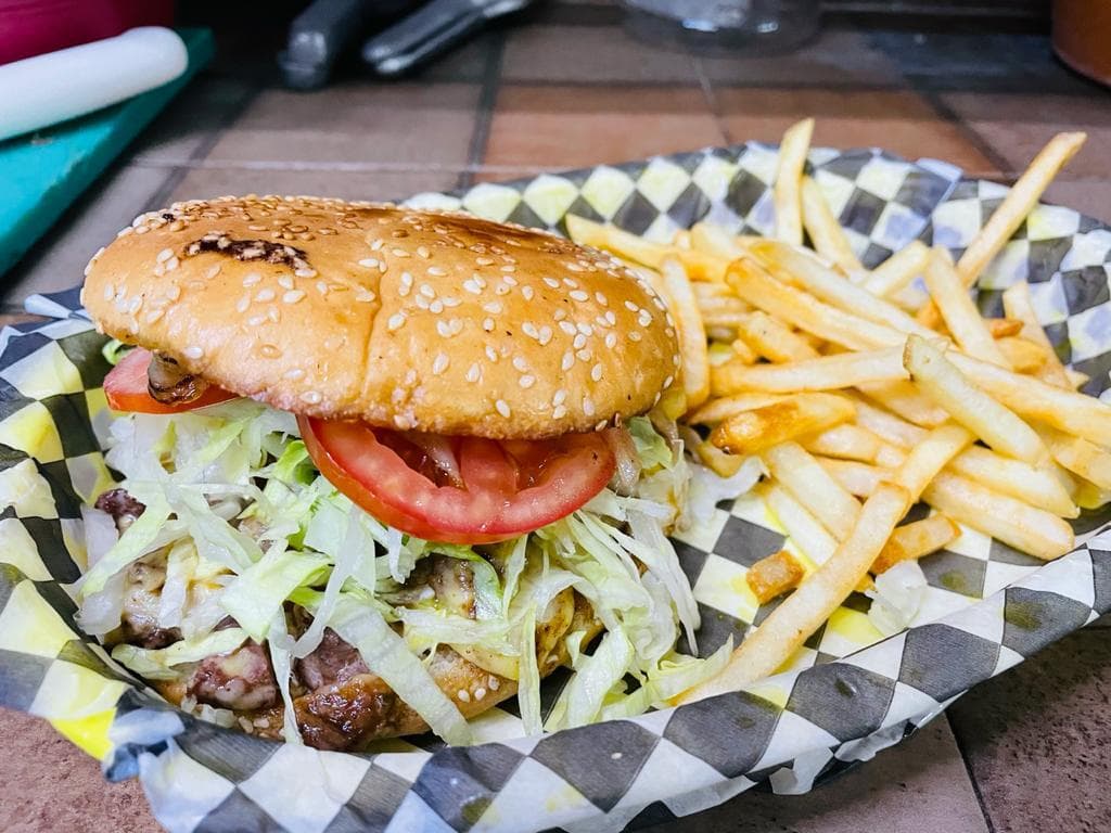 Hamburguesa de Res + Agua del Dia