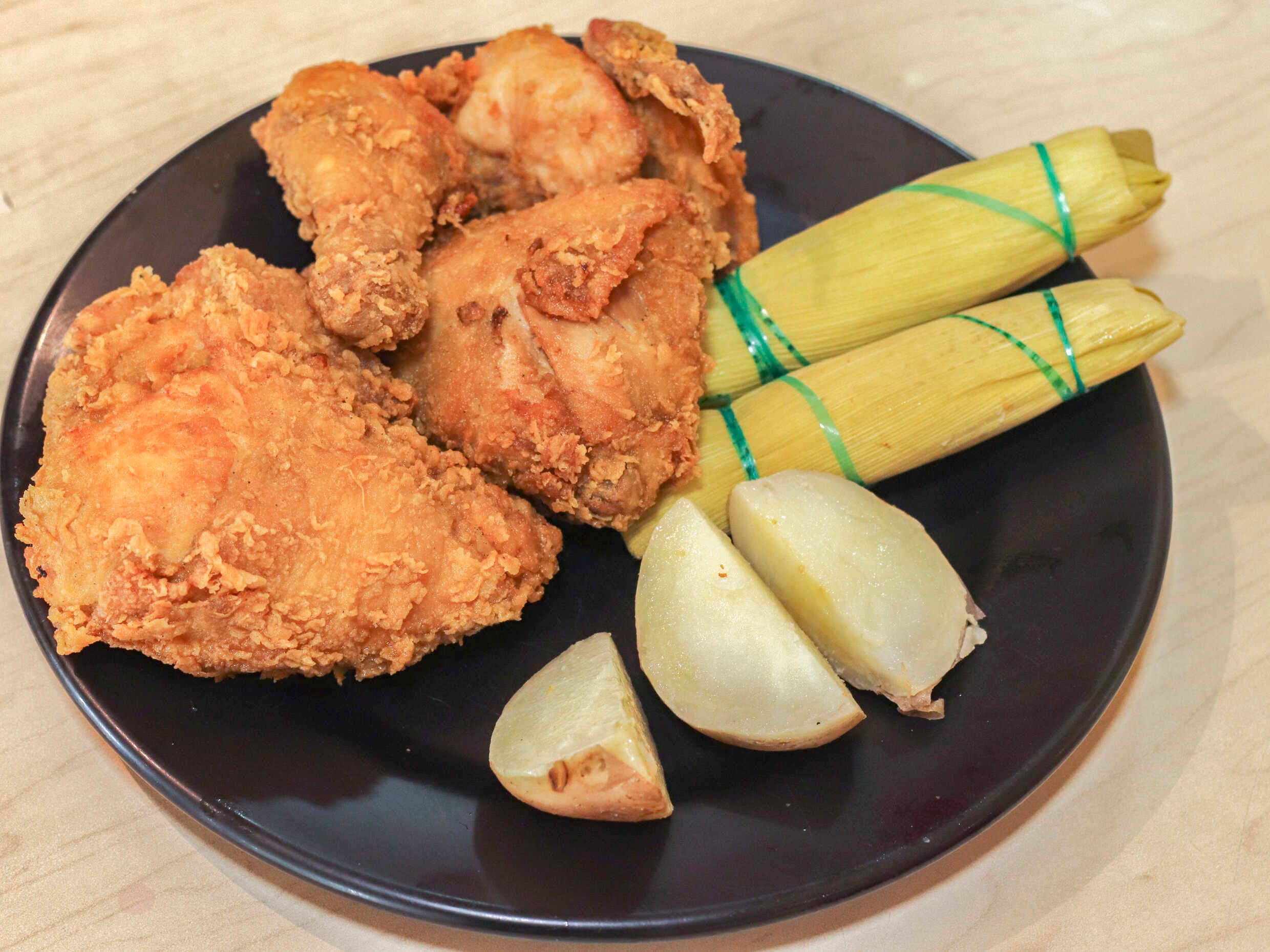 1/2 Pollo Broasted Gratis medio platano maduro