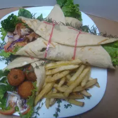 Combo Gyro Falafel con Papas y Refresco