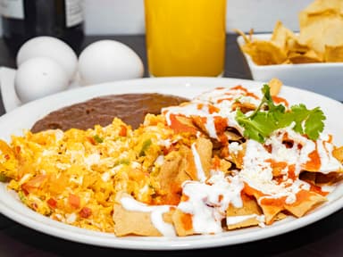 Chilaquiles Rojos con 2 Huevos al Gusto y Frijoles