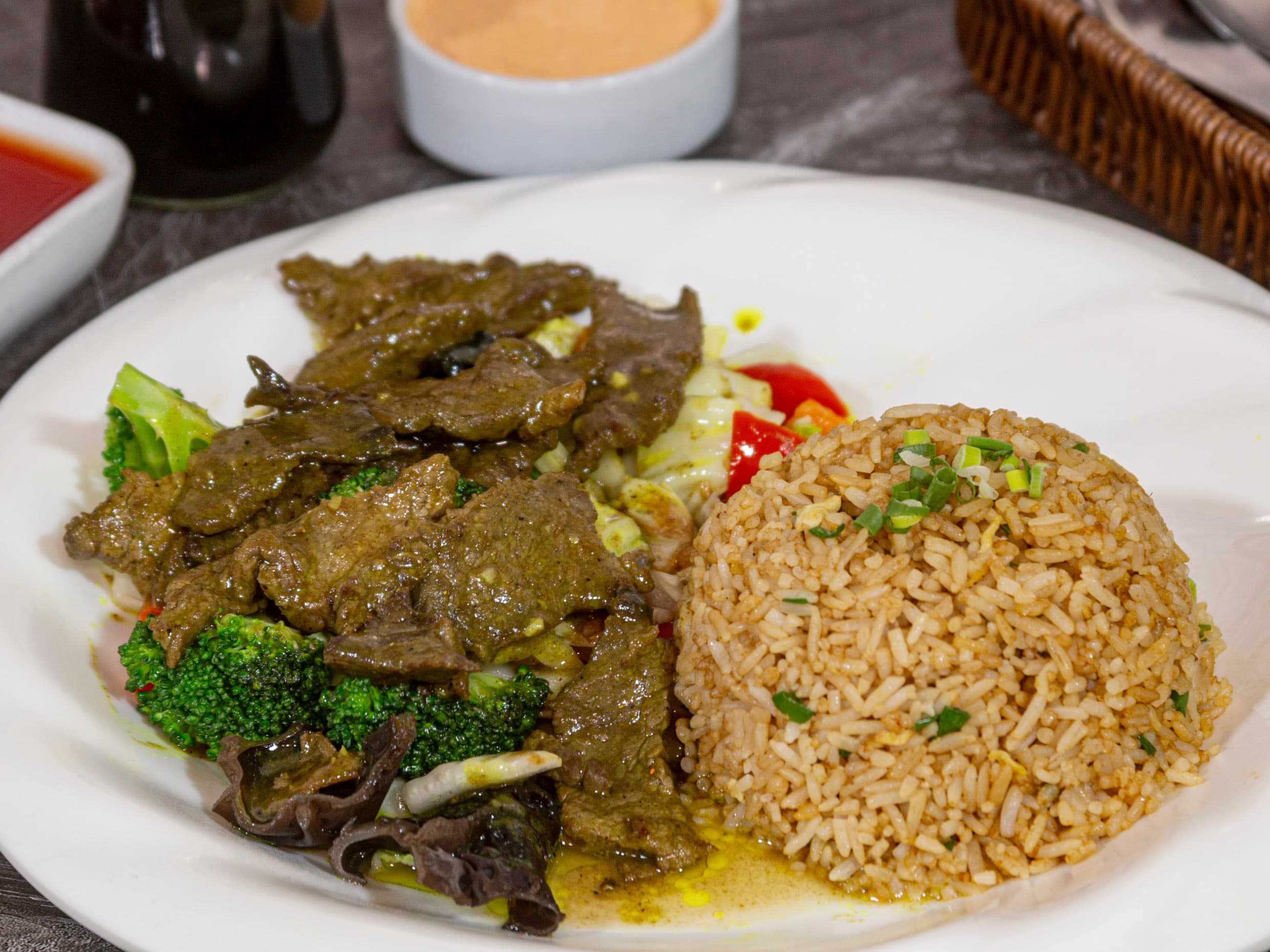 Carne con Salsa Curry más Chaufa
