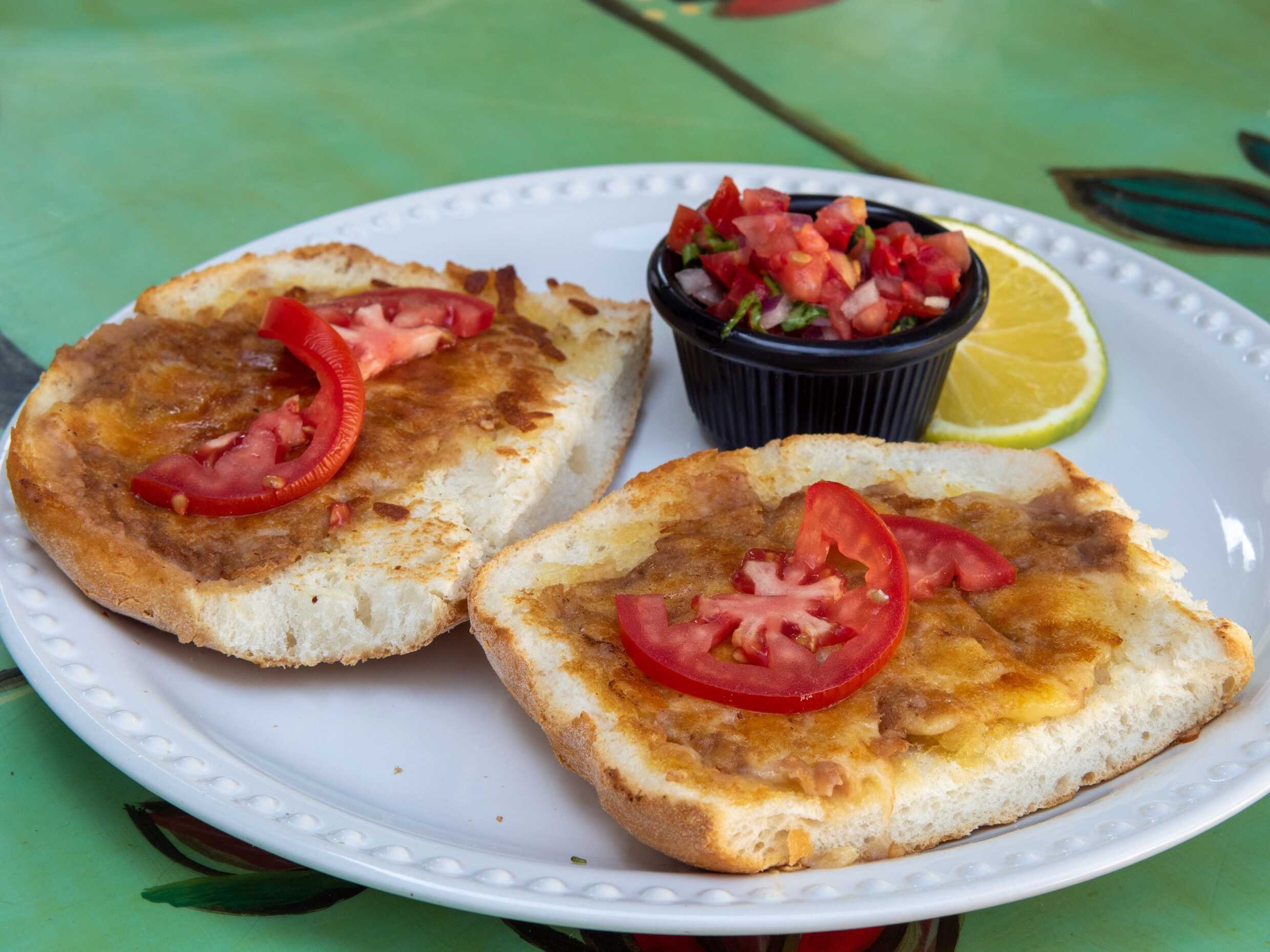Molletes Salados con Salsa Mexicana