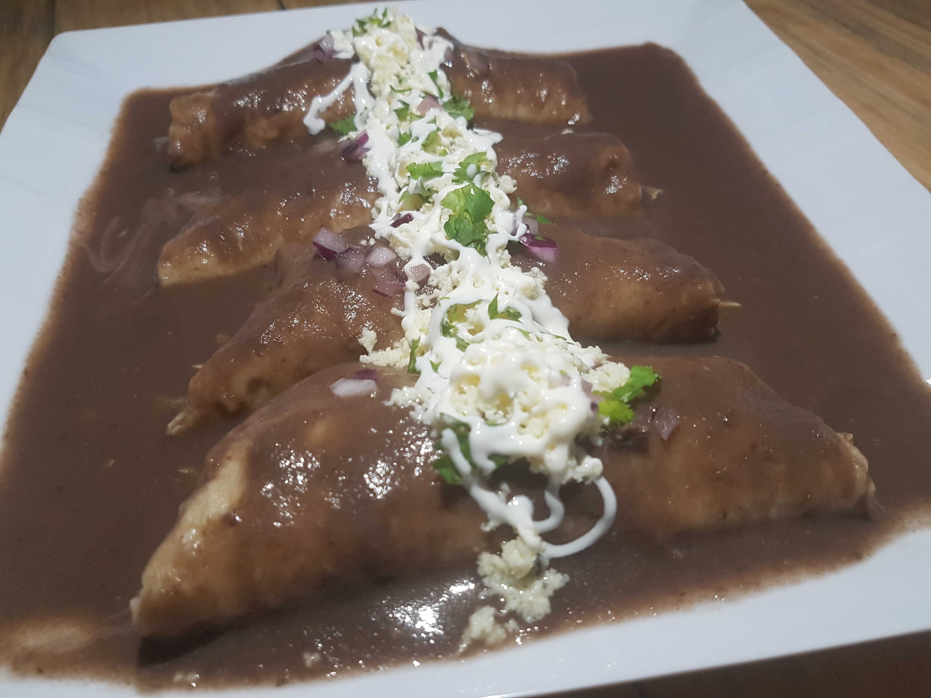 Enfrijoladas con pollo y Chorizo