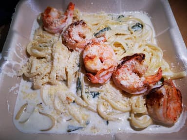 Fetuccini Alfredo con Camarones y Espinaca