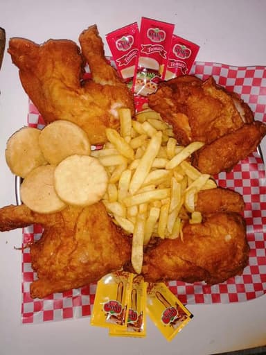 Un Pollo Entero Mixto Papa al Vapor