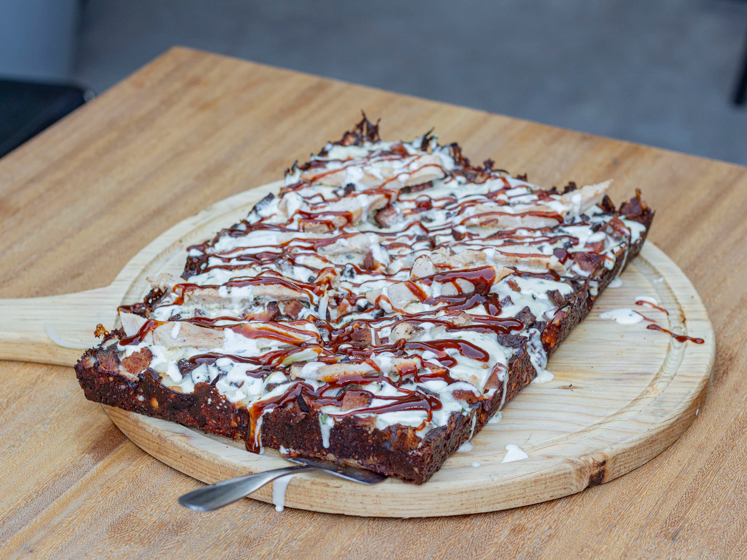 Estilo Detroit Pizza Chicken Bacon BBQ