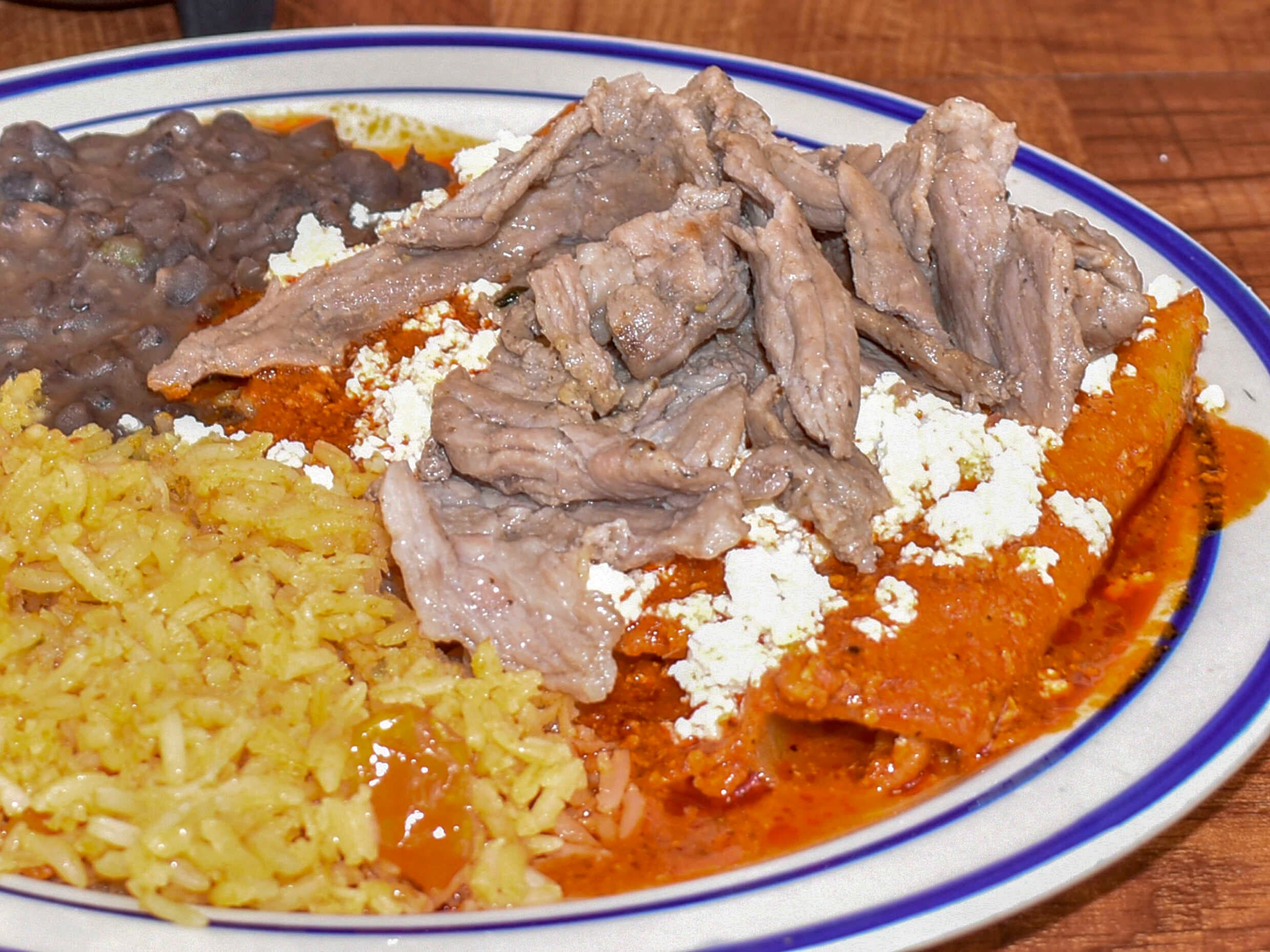 Enchiladas Potosinas con Bistec
