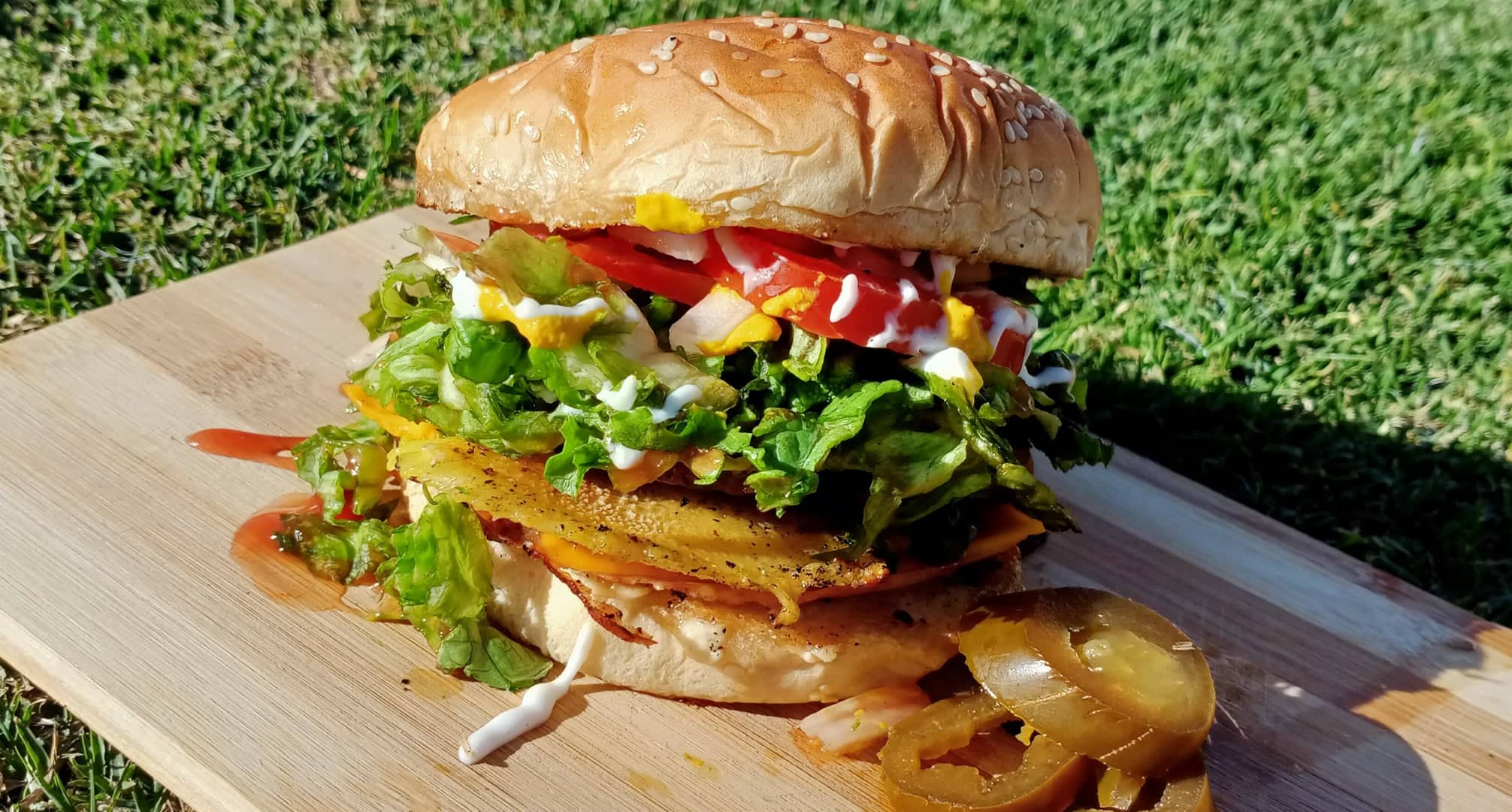 Hamburguesa Hawaiana tipo al carbón. Pan grande