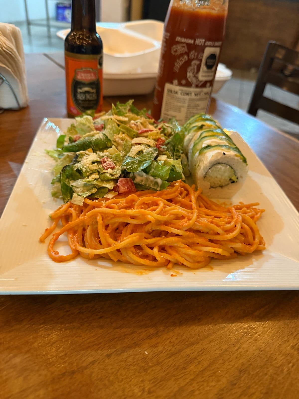 Ensalada, 1/2 Sushi California y Espagueti