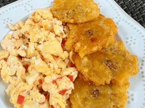 Huevos Pericos + Patacón Plátano Verde
