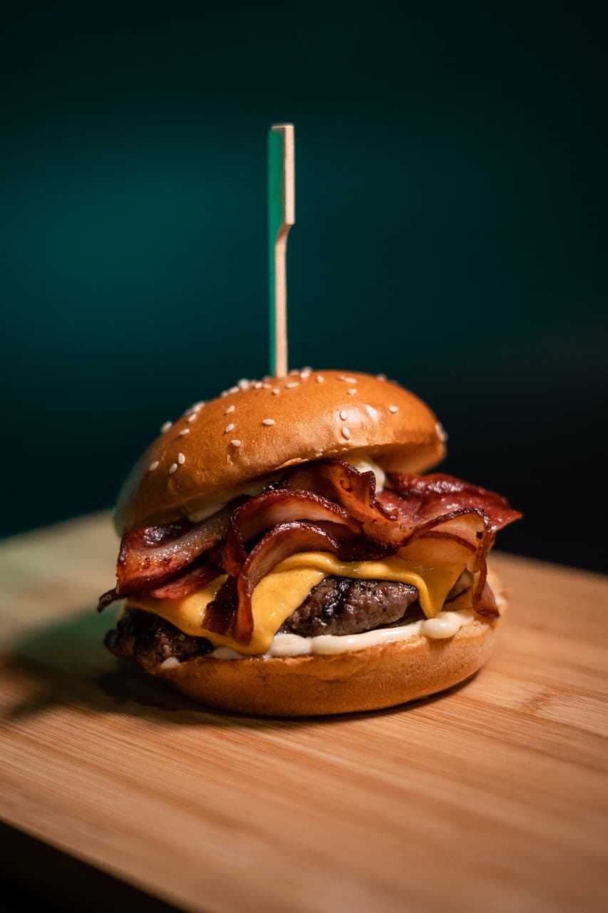 Hamburguesa Cheesy Bacon y Papas a la Francesa
