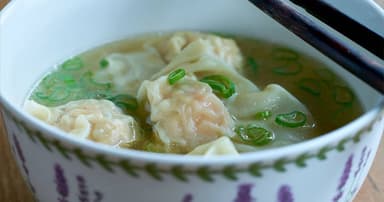 61 - Wantan en Sopa con Pollo y Tallarines