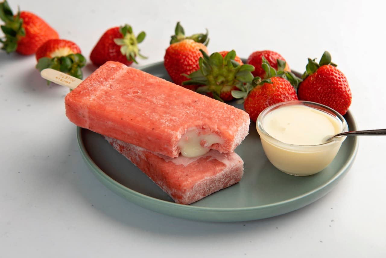 Paleta de Fresa Rellena de Leche Condensada