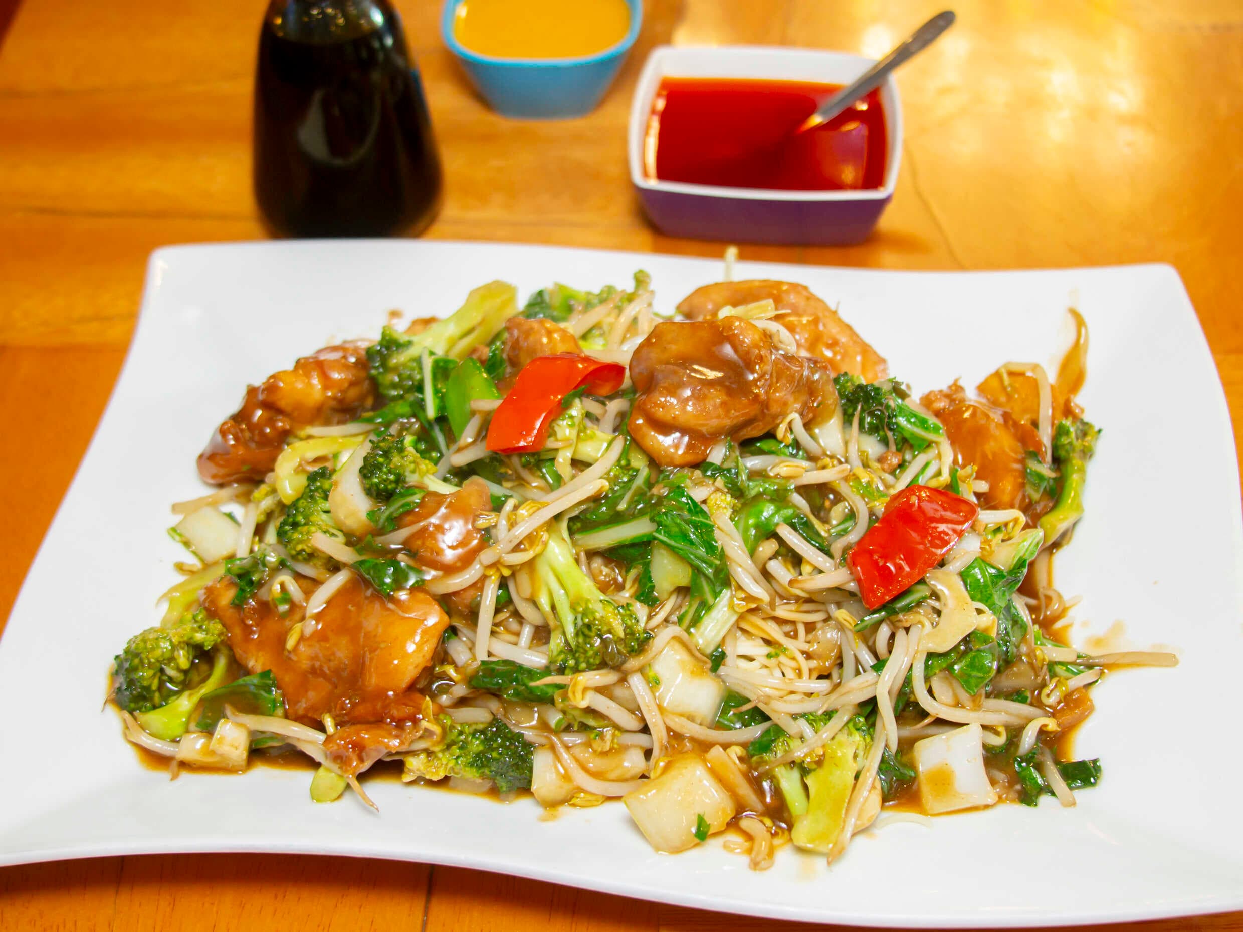 Tallarín Frito con Pollo en Trozos