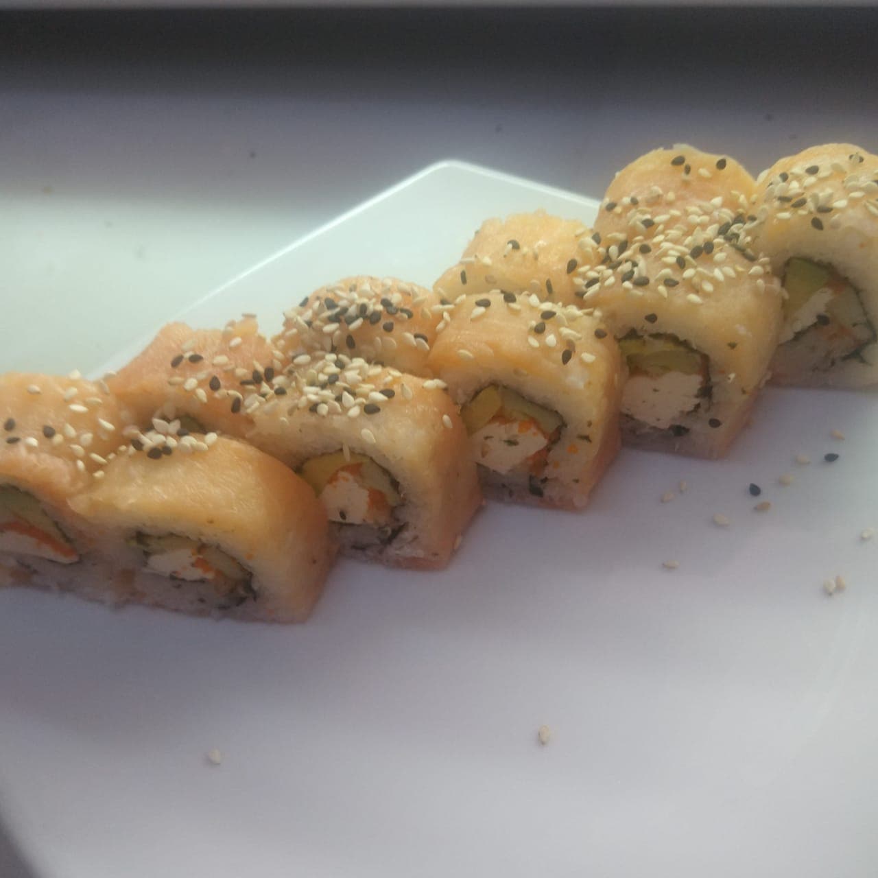 Salmón Roll …………