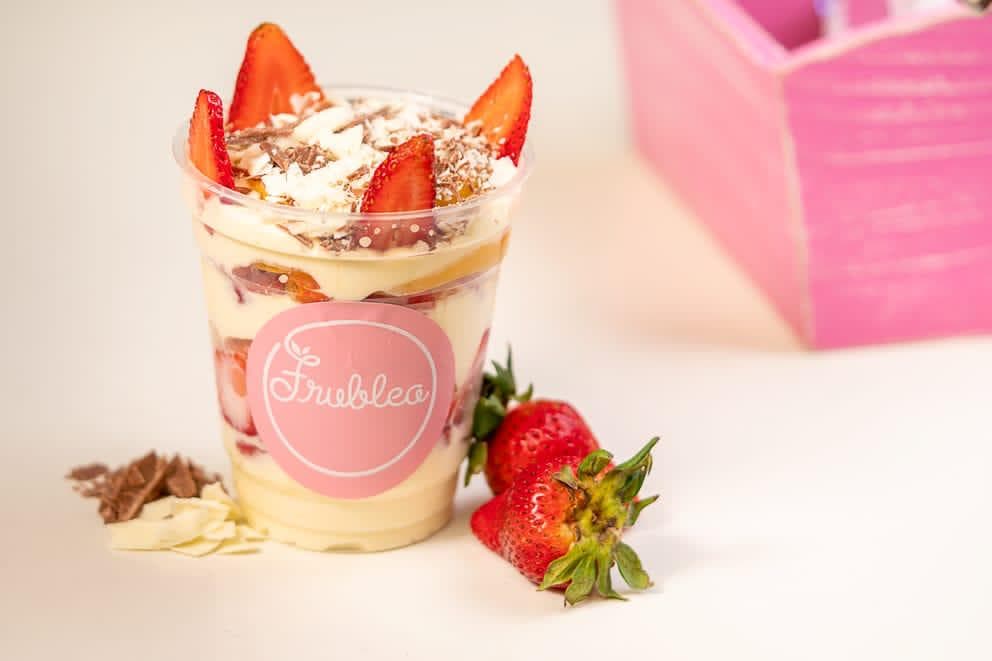 Fresas con Crema Melocotón y Chocolate