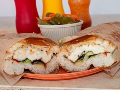 Torta de Pollo Empanizado con Quesillo