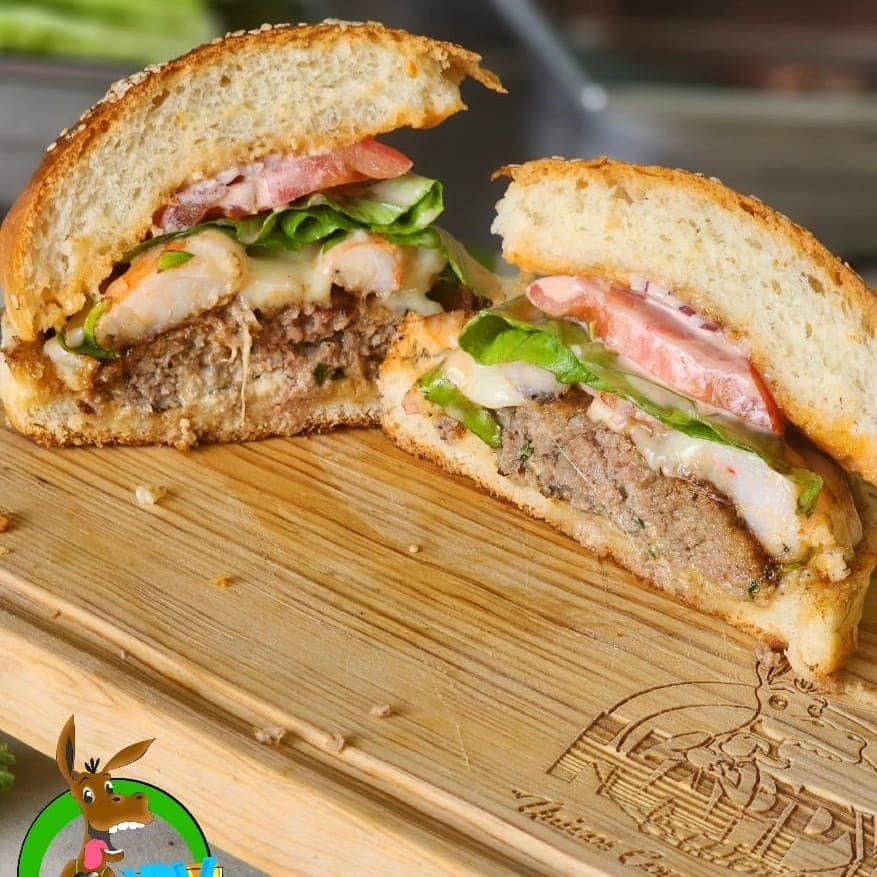Hamburguesa Mar y Tierra con Papas y Té de Jazmín