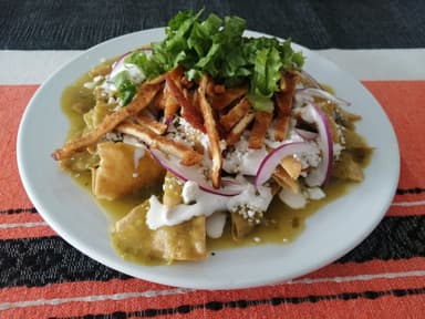Chilaquiles Verdes con Pechuga Desmenuzada