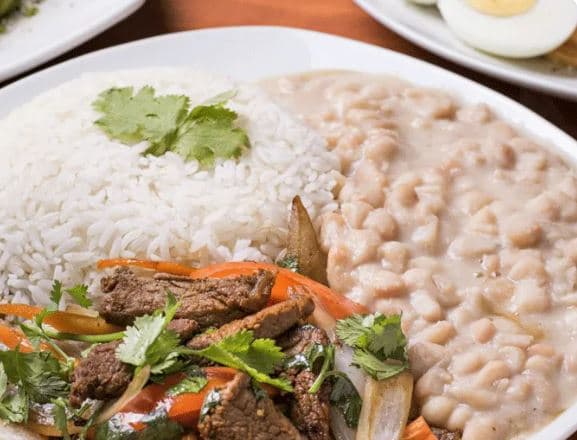 Menestra con Lomo Saltado y Arroz