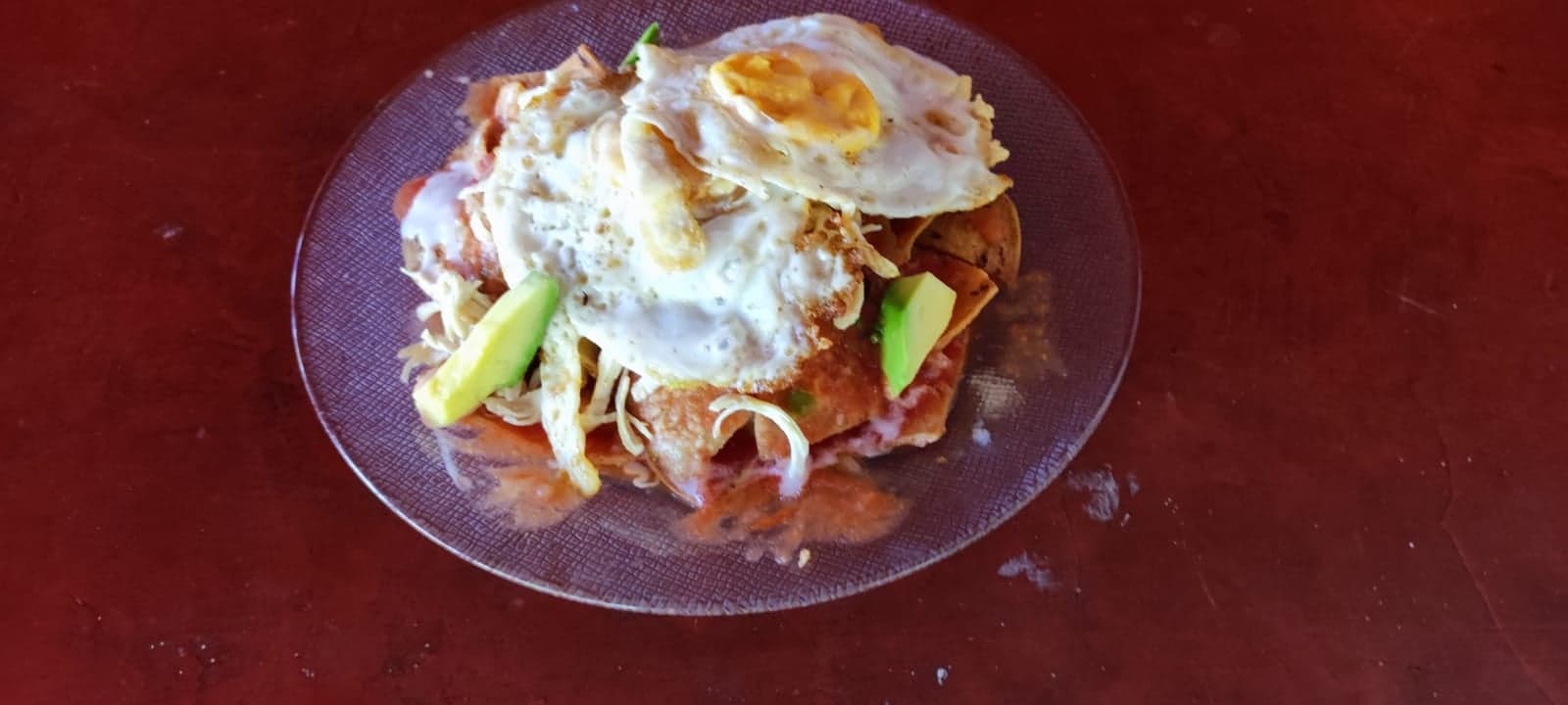 Chilaquiles Rojos con Pollo y Huevo