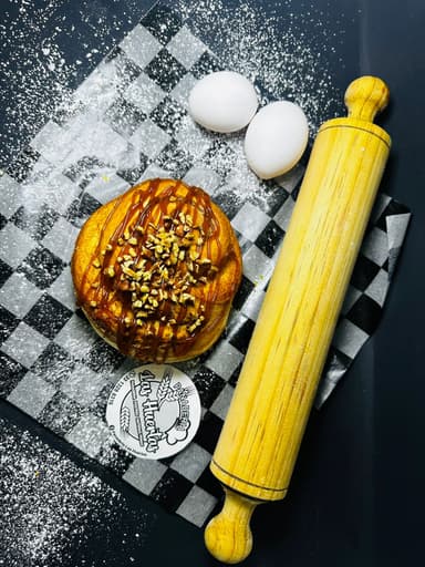Roll de Canela Acompañado de Cajeta y Nuez