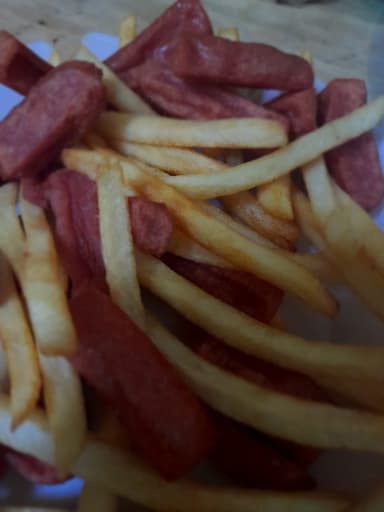 Ricas salchipapas con  queso.chedar+ te frío chico