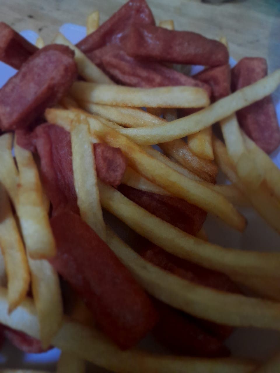 Ricas salchipapas con  queso.chedar+ te frío chico