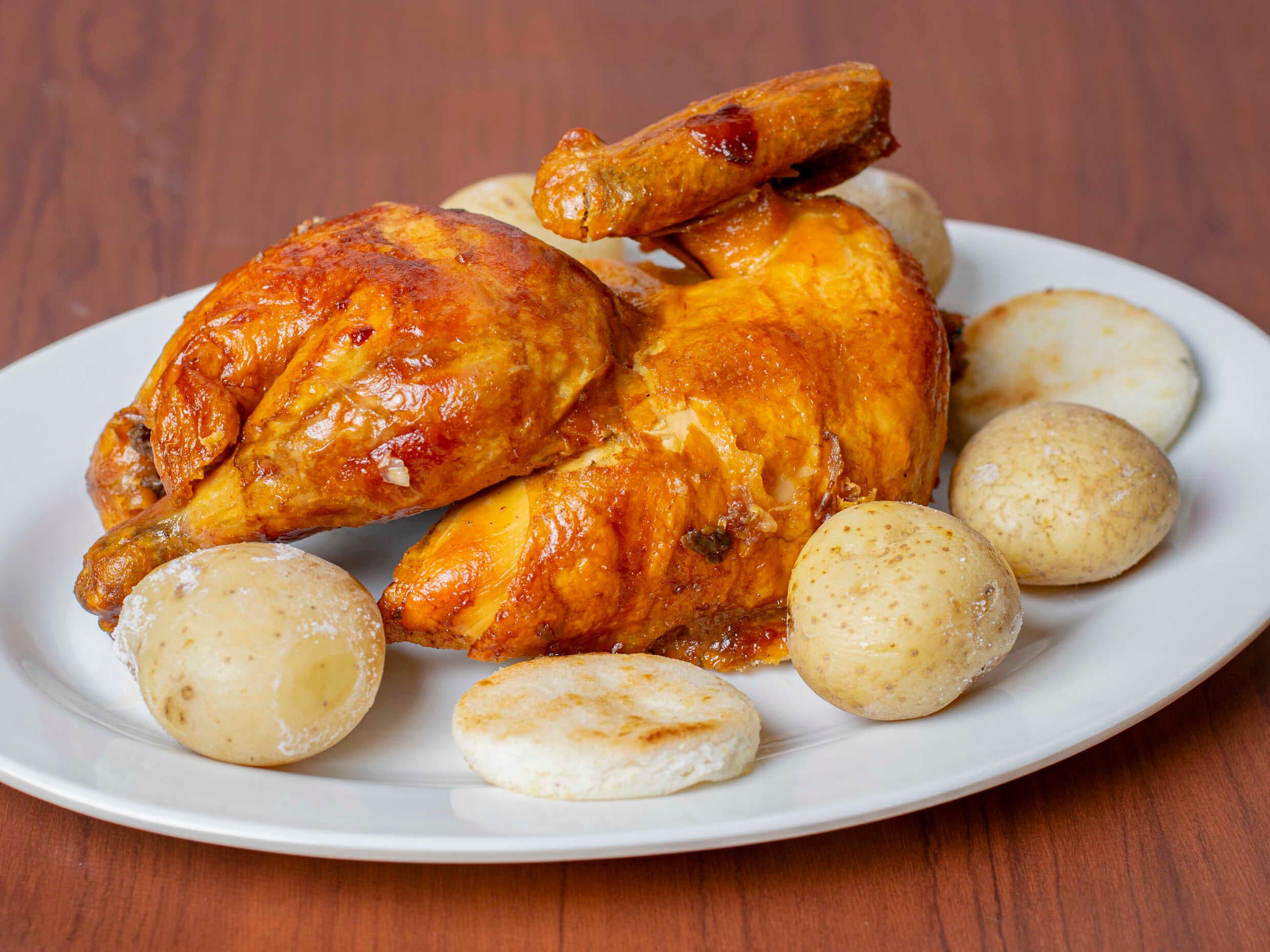 Medio Pollo Asado con Papas y Arepas