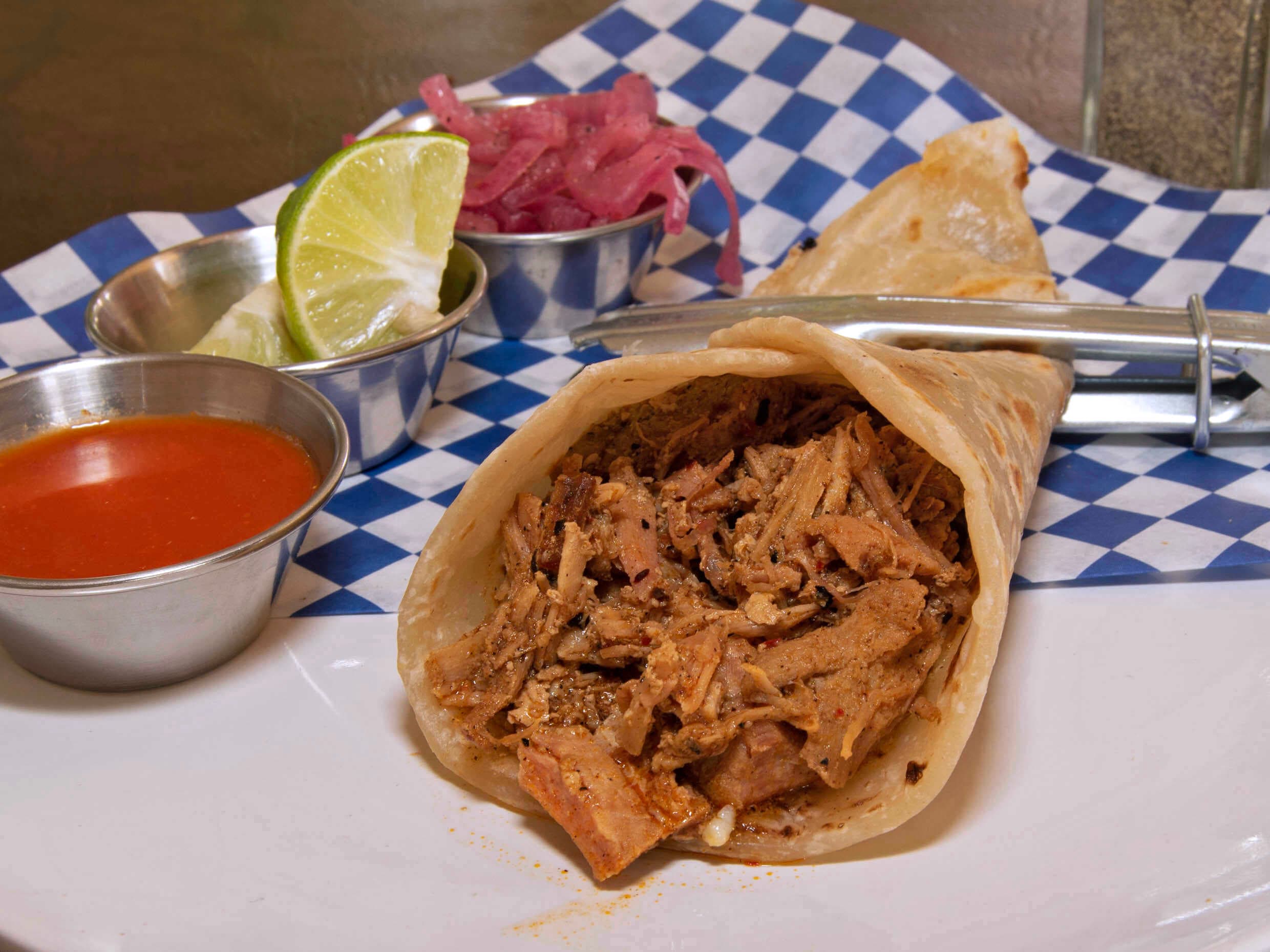 Taco de Pierna en Salsa Tatemada