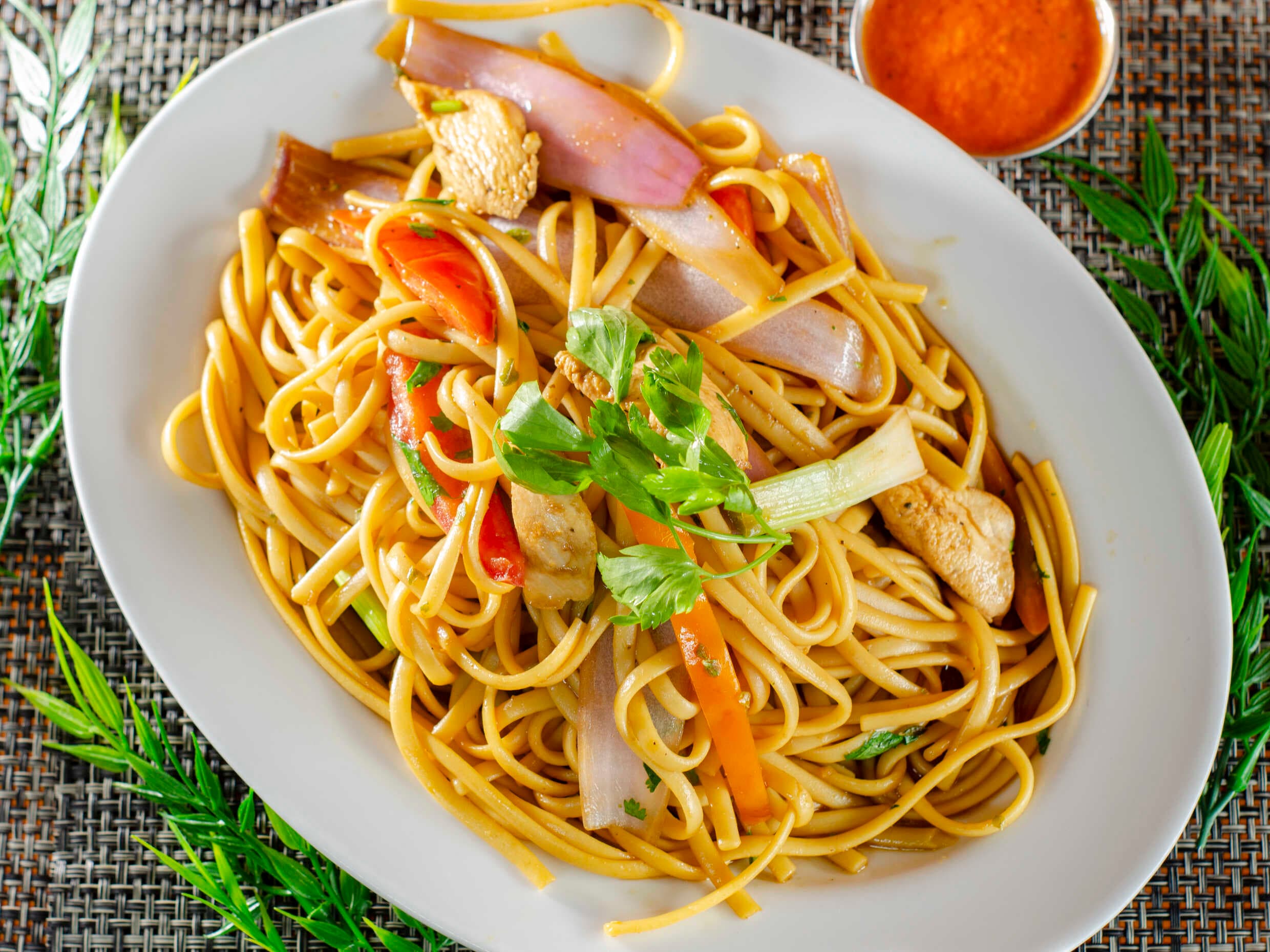 Tallarín Saltado de Pollo