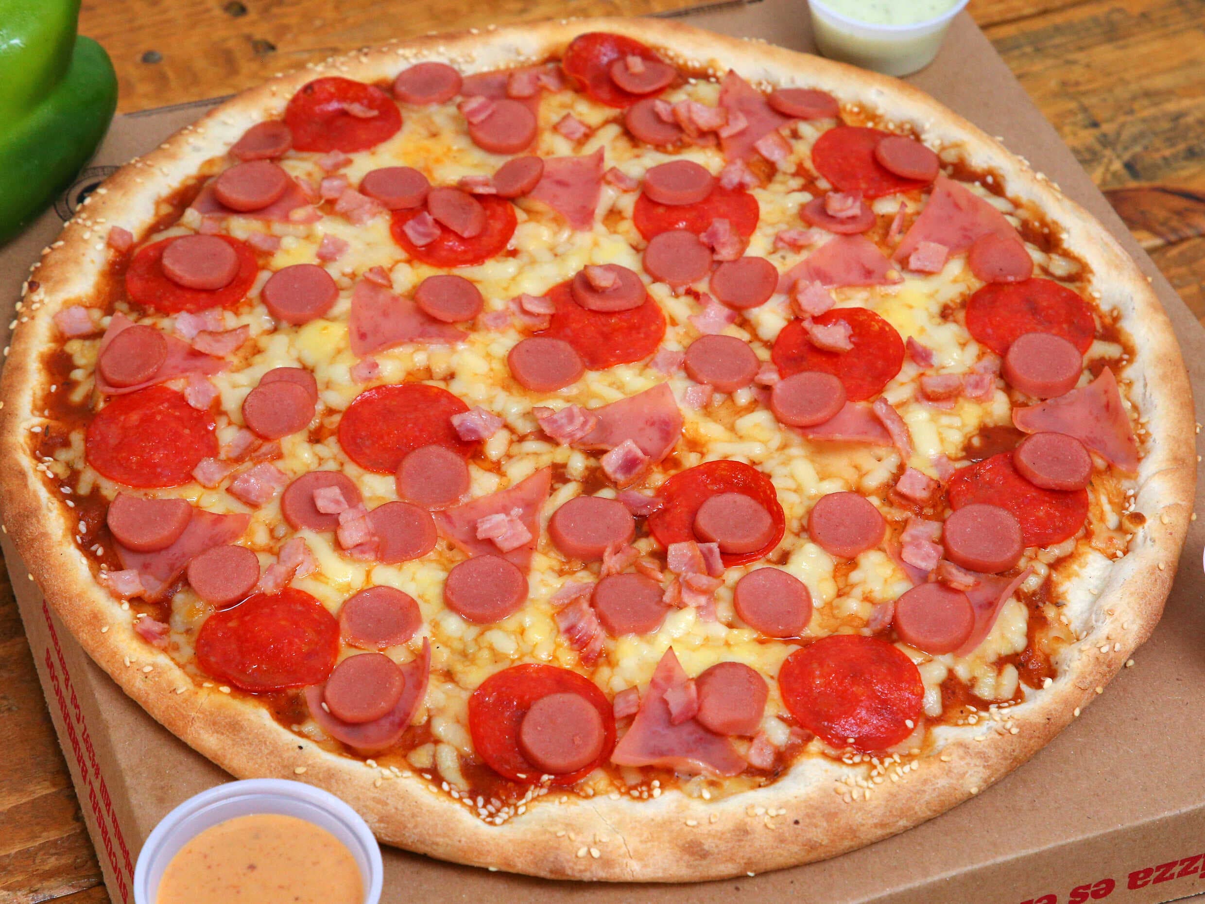 Pizza  Familiar Carnes Frías