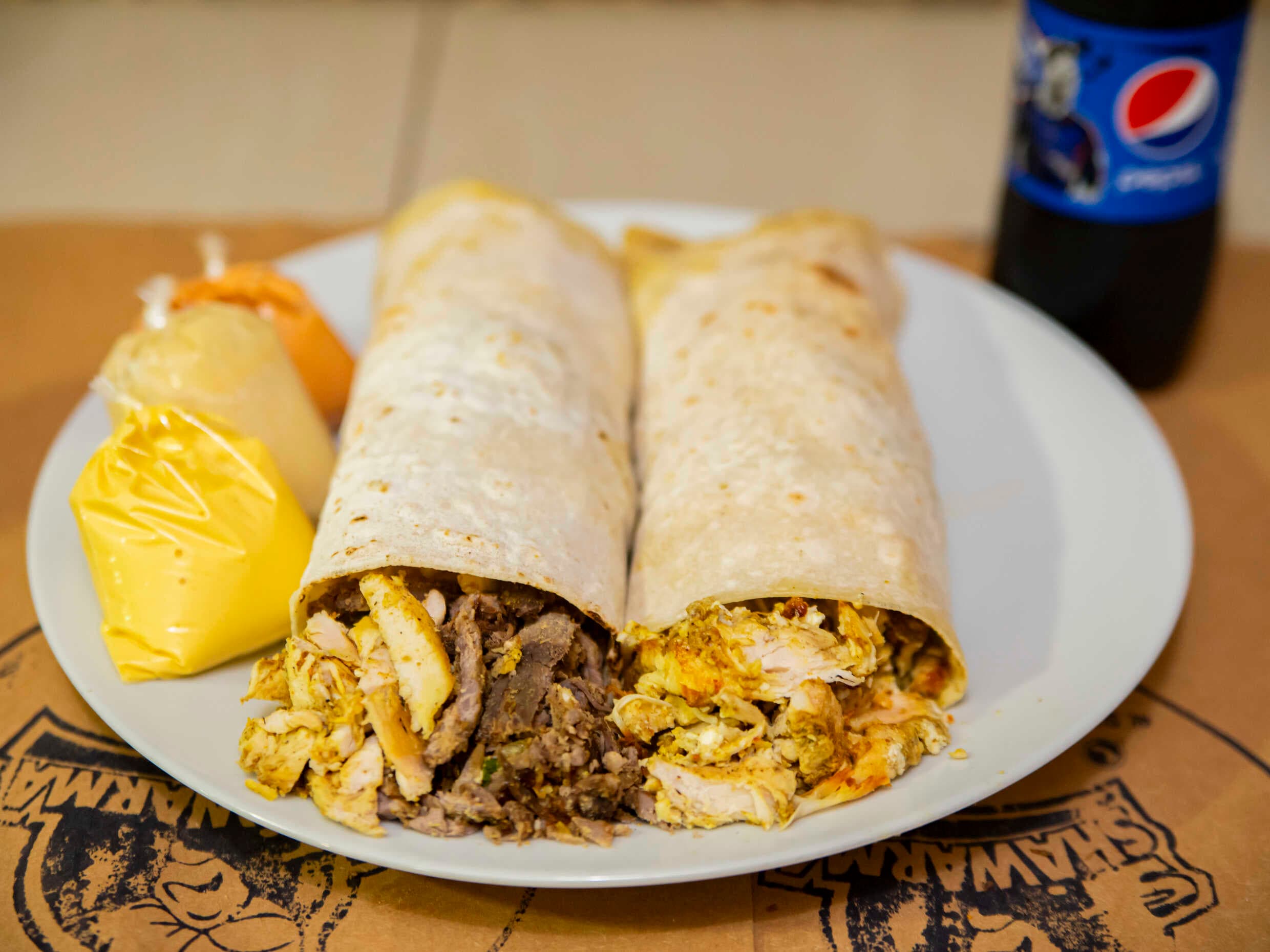 2 Shawarmas de Pollo con Bebida de 300 Ml