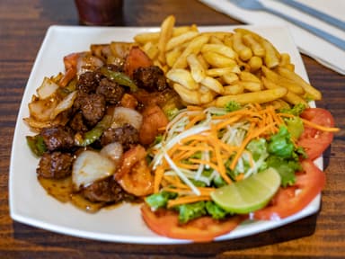 Luc Lac Filette de Res con Papas Fritas