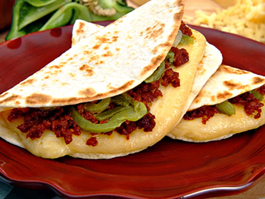 Quesadilla de harina con chorizo