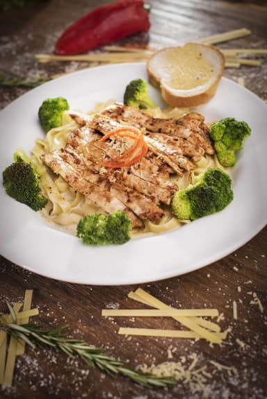 Fettuccine Alfredo Con Pollo Y Brócoli