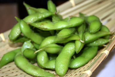 Edamame sin Picante Servido con Sal