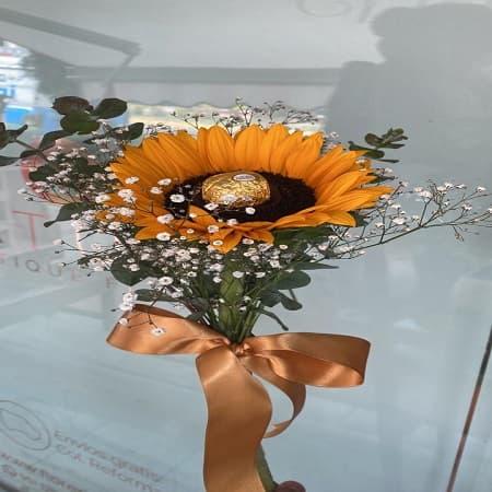 Girasol Decorado acompañado de un latte