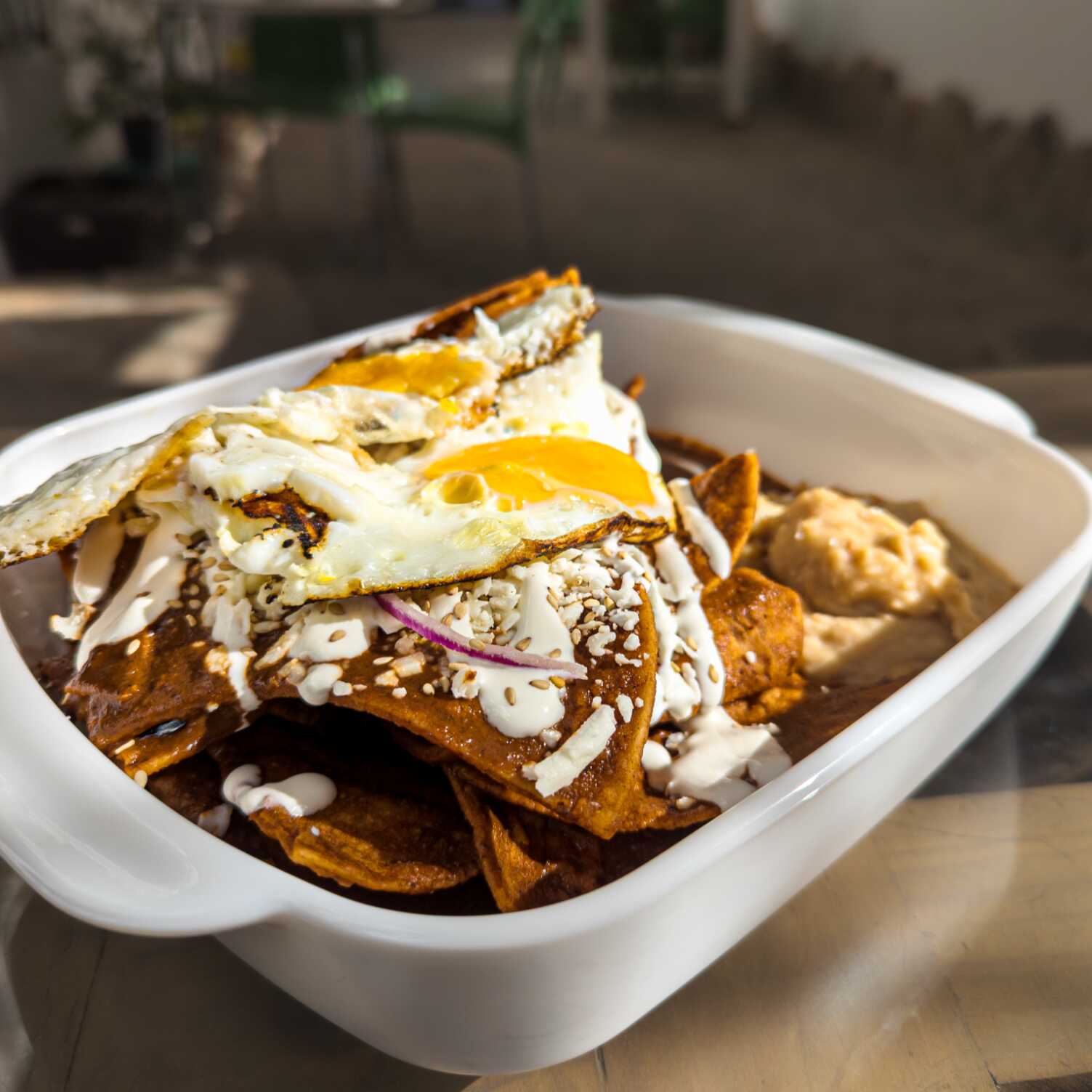 Chilaquiles en mole rojo almendrado con huevo