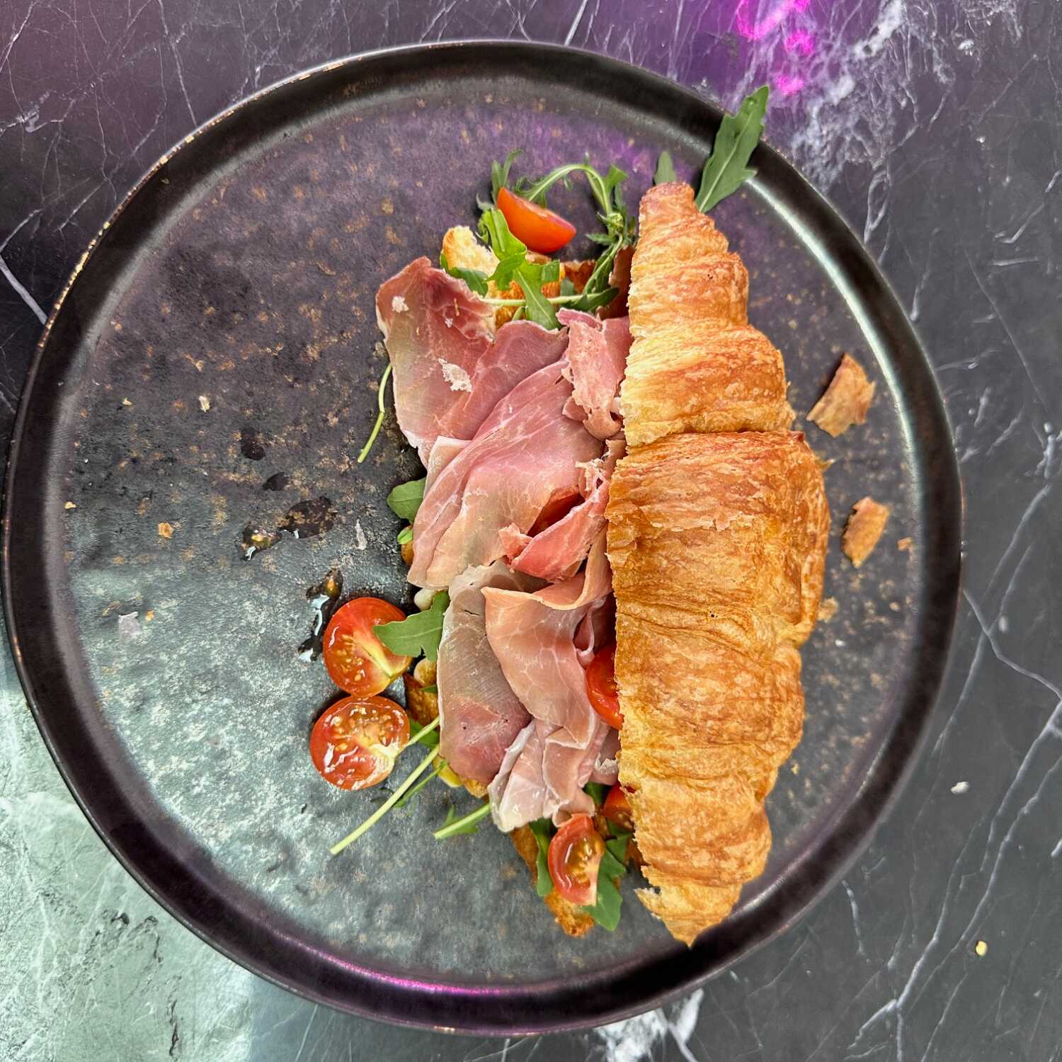Croissant jamón serrano
