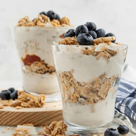 Yogurt con granola, miel y algarrobina